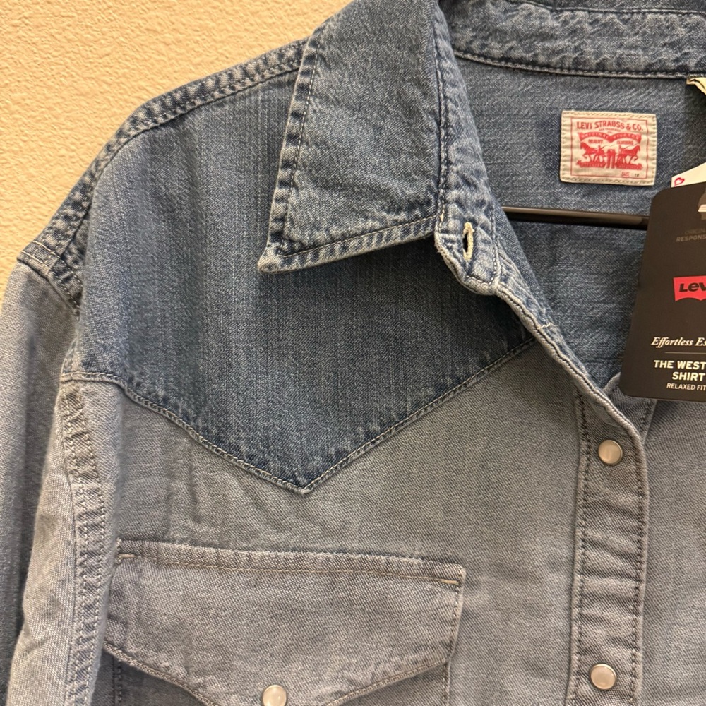 Levi's women’s Two-Tone Denim Shirt - Picture 12 of 14